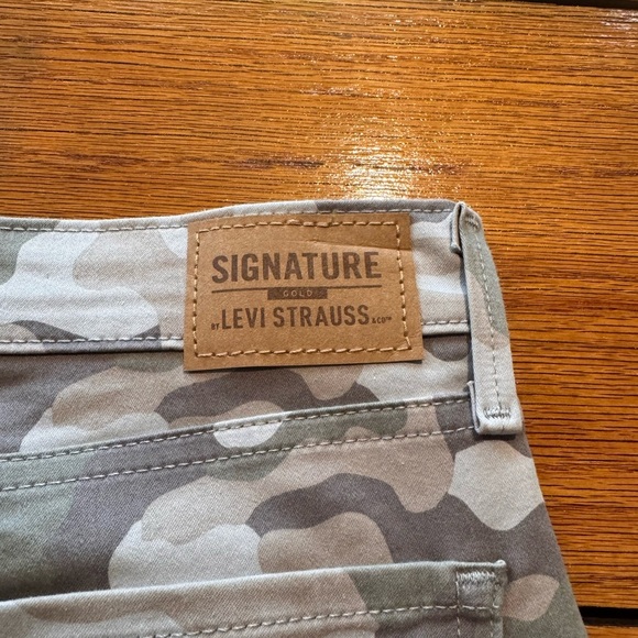 Signature by Levi Strauss & Co. Women’s Camouflage Slim Pants – Size 6 NWOT - Picture 2 of 4